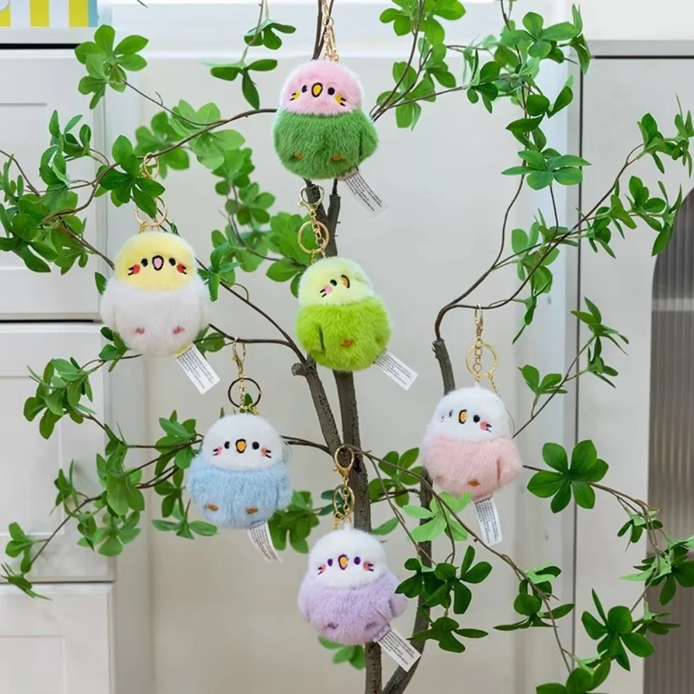 Detalle del peluche ave colgante