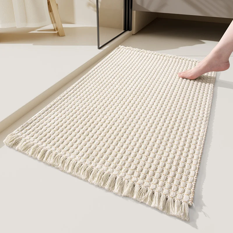 Alfombra tejida con borlas