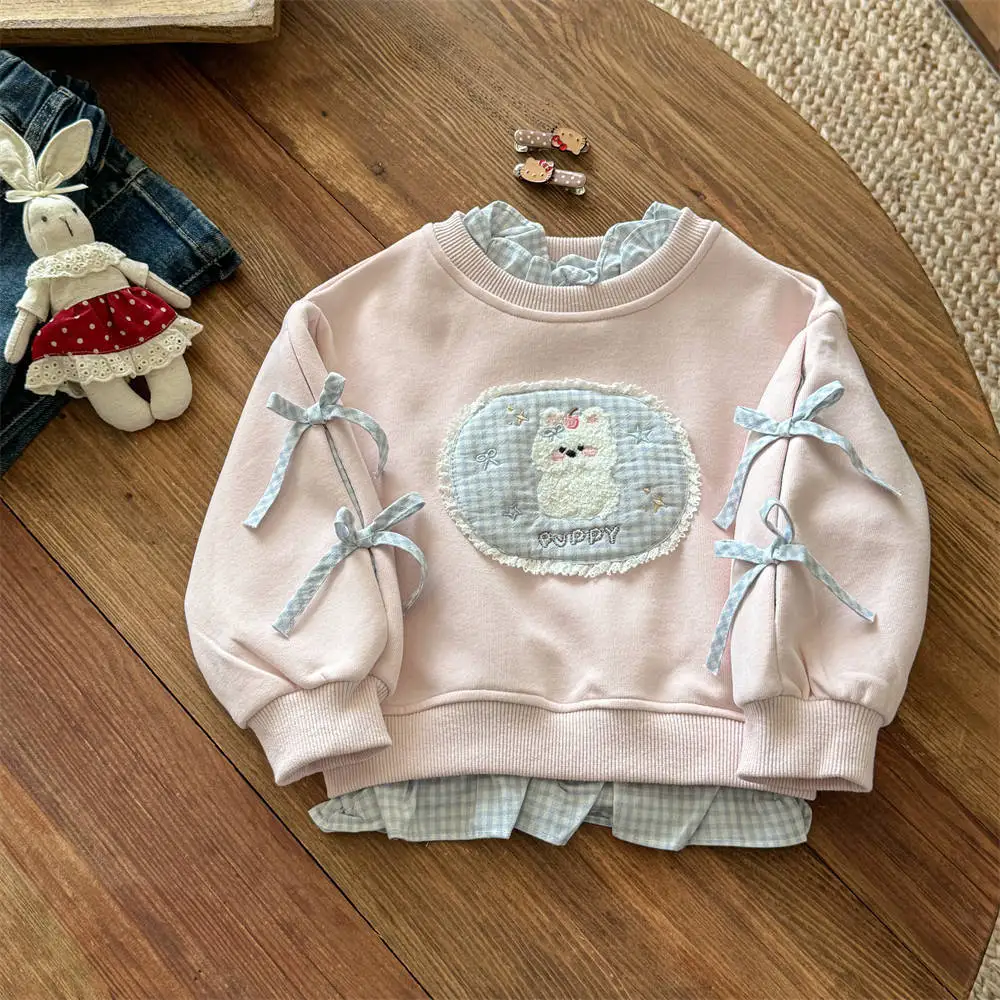 Niña luciendo el jersey holgado en uso diario