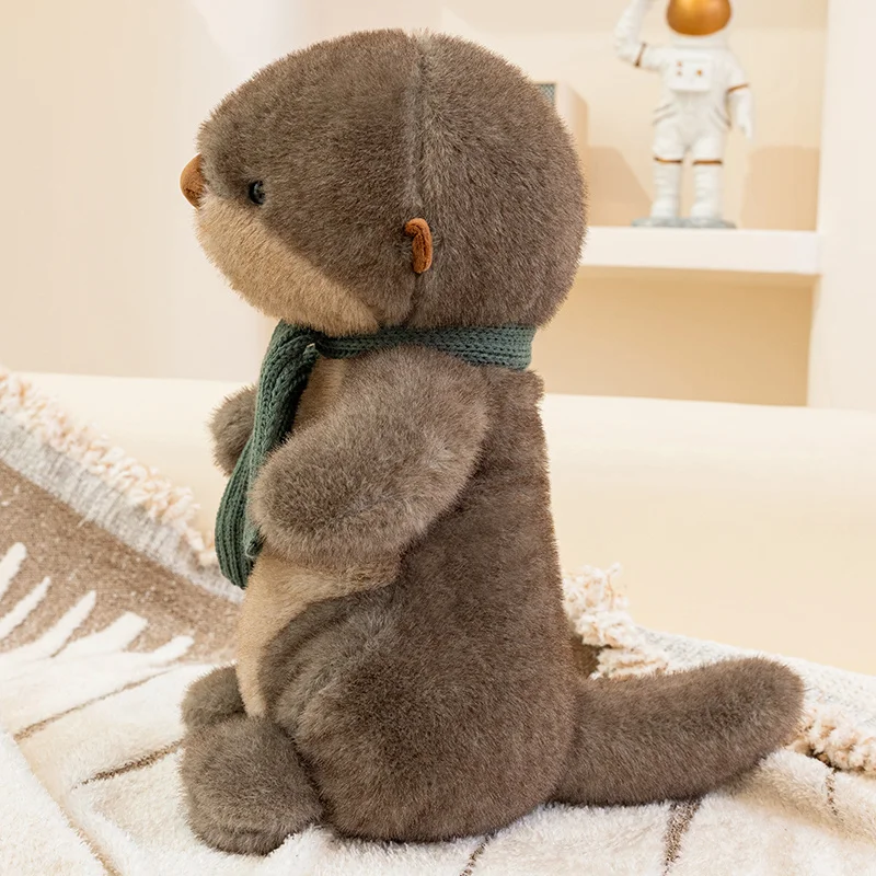 La nutria de peluche usada como almohada decorativa
