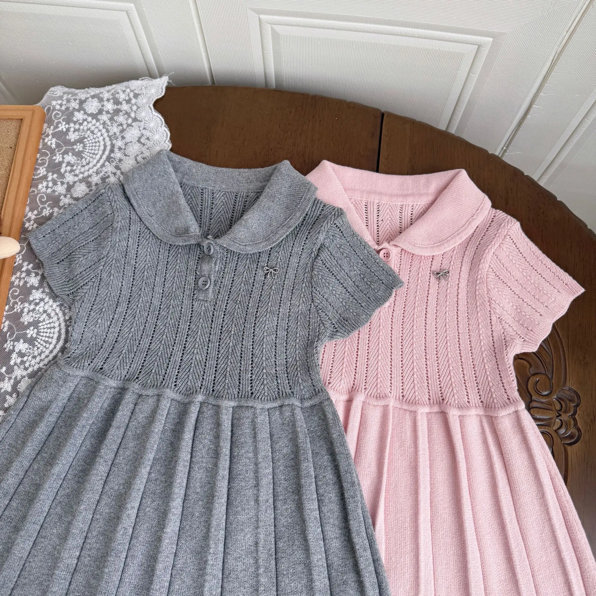 Vestido de punto de niña con cuello Peter Pan y plisado - imagen 4