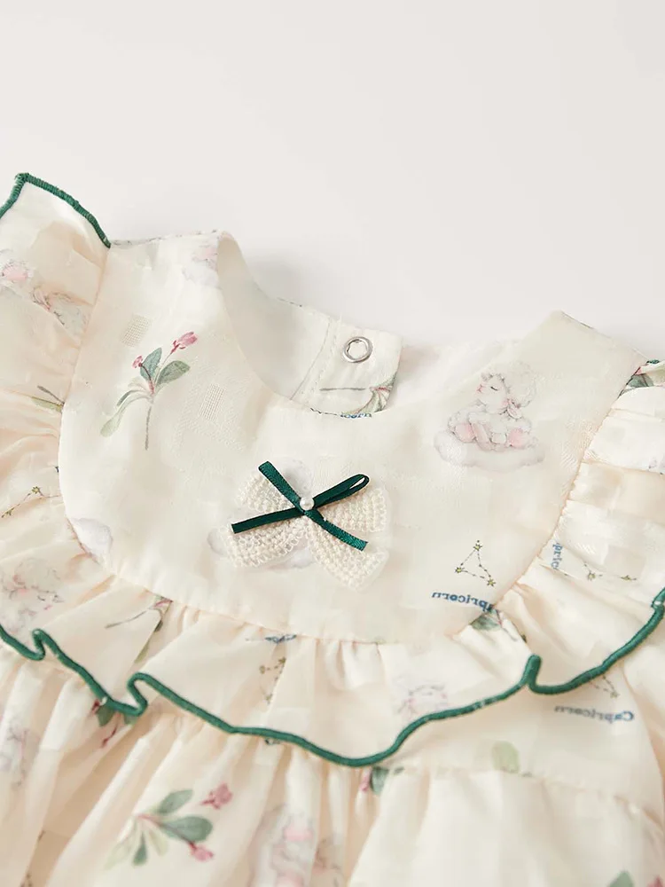 Bebé con el conjunto completo de ropa boutique