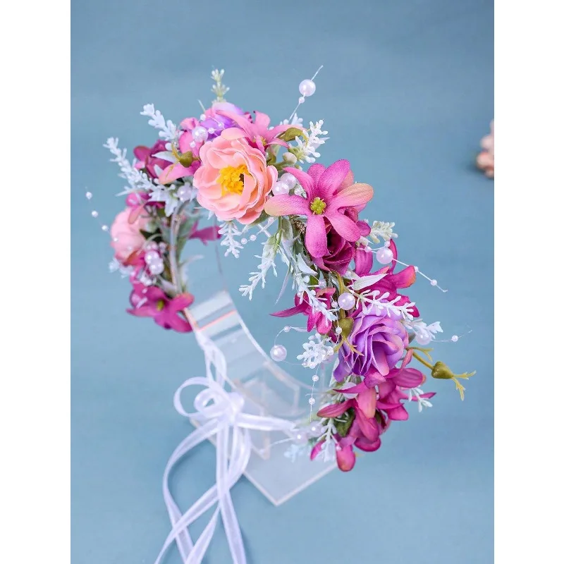 Peine de flores con cuentas para un look nupcial