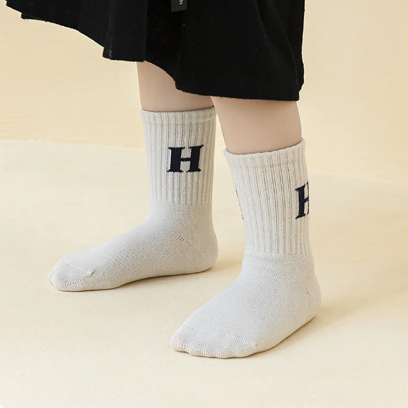 Calcetines térmicos de algodón para bebé – Color sólido con letras - imagen 2