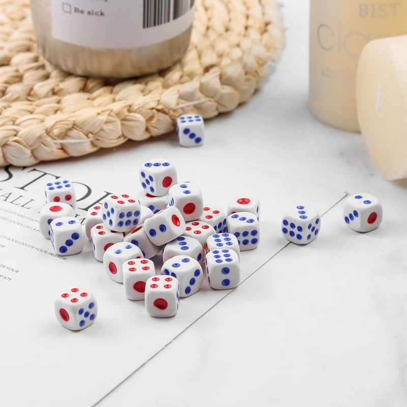 Dados plásticos seis caras blancos con puntos azules y rojos - imagen 4