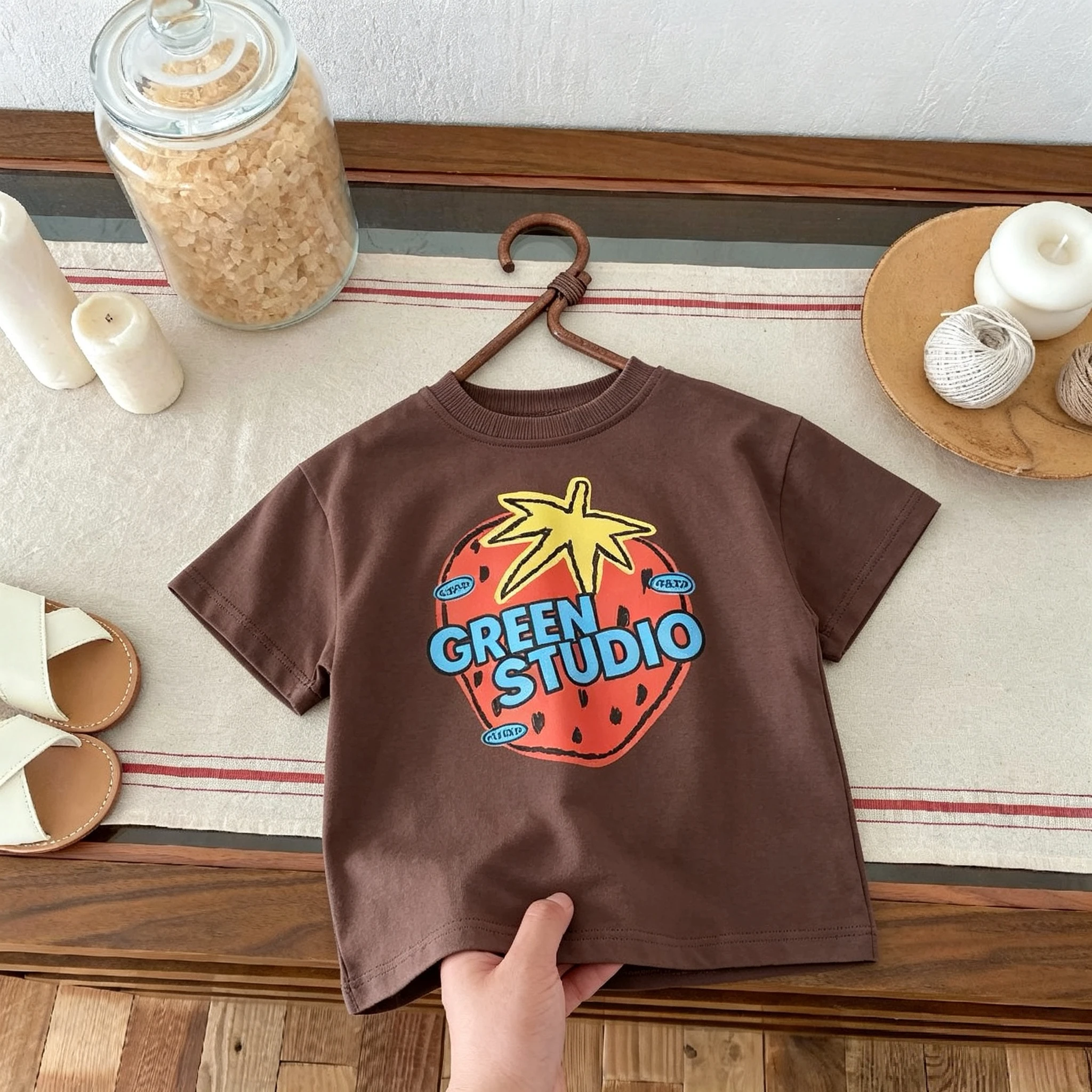 Camiseta infantil con estampado de animales y cuello redondo