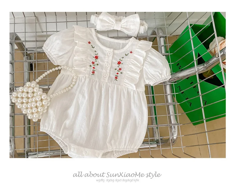 Body blanco con bordado floral en el pecho