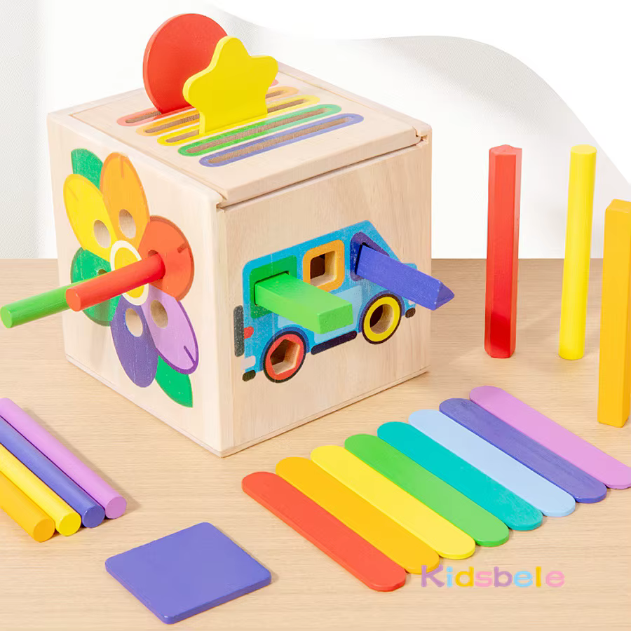 Niño jugando con el cubo en una mesa de madera