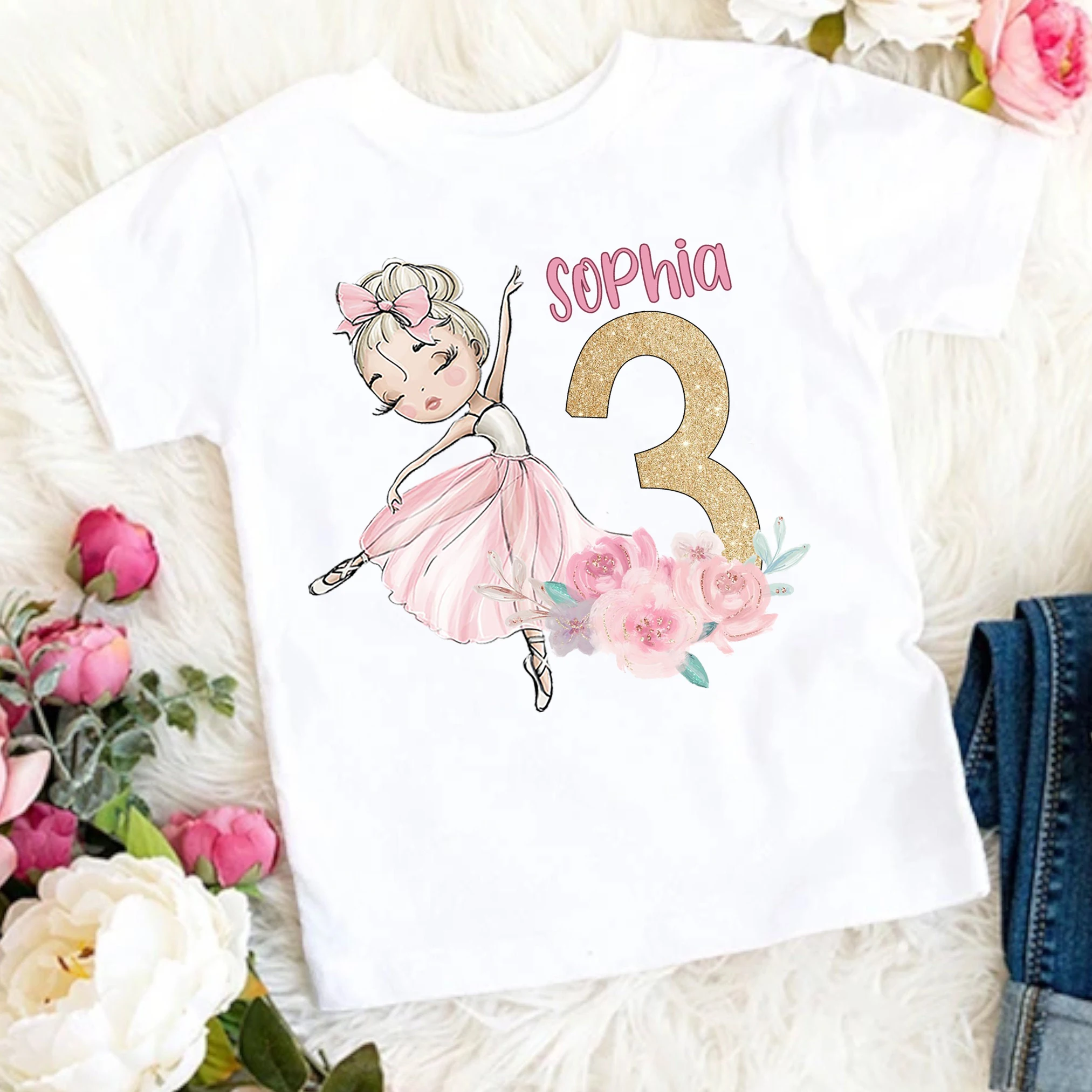 Niña usando la camiseta en clase de baile