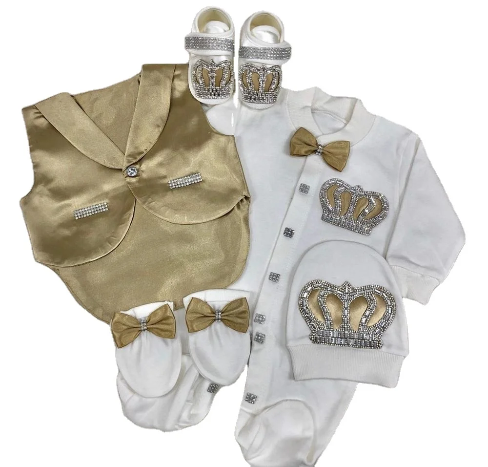 Traje de príncipe con chaleco y detalles dorados