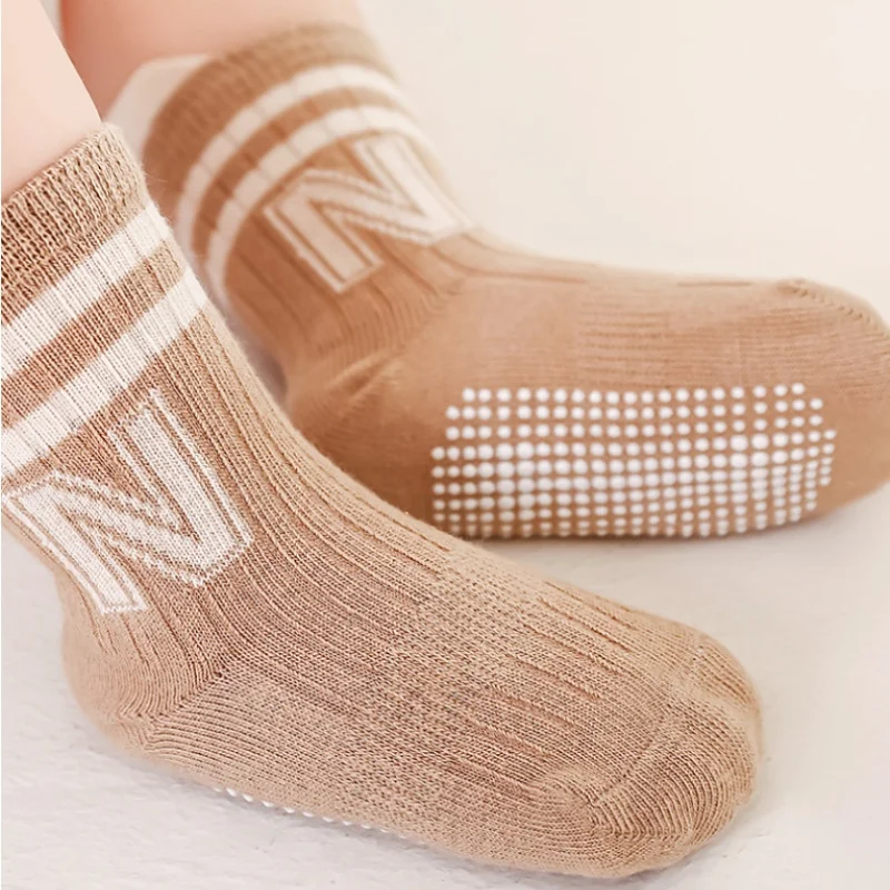 Calcetines antideslizantes cortos de algodón con letras para niños - imagen 4