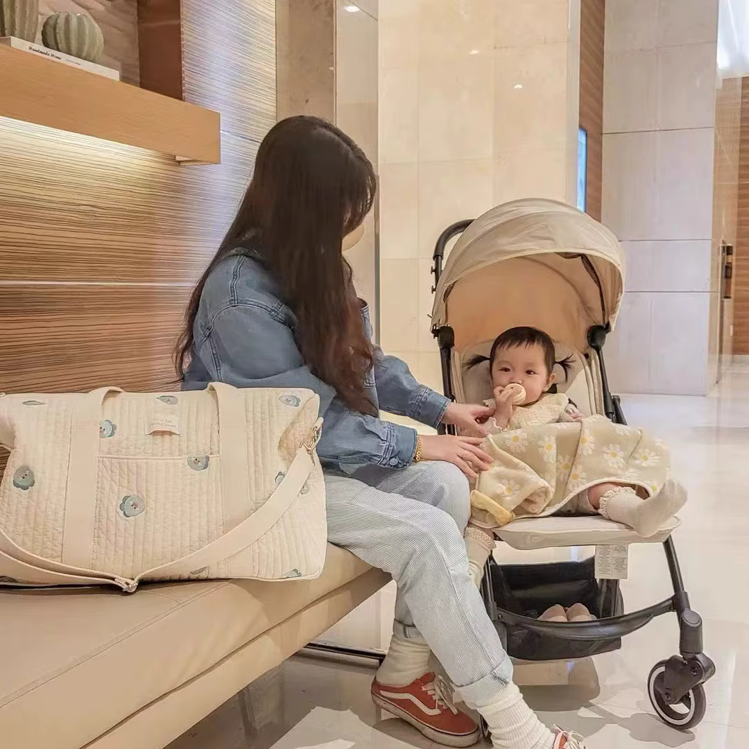Bolsa de maternidad acolchada grande para pañales y bebé - imagen 5
