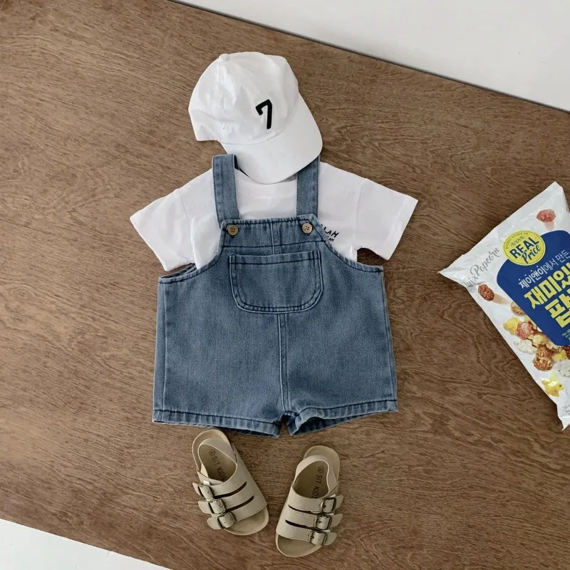Conjunto bebé pantalones cortos de vaquero y camiseta blanca