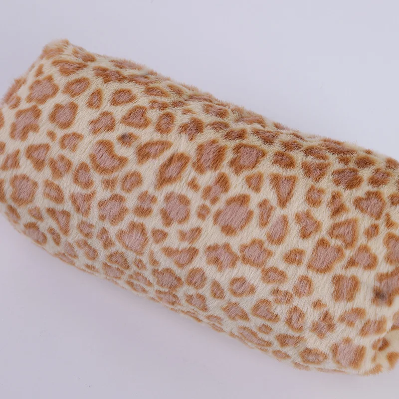 Estuche para lápices de felpa suave con estampado leopardo - imagen 3