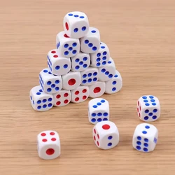 Dados plásticos seis caras blancos con puntos azules y rojos