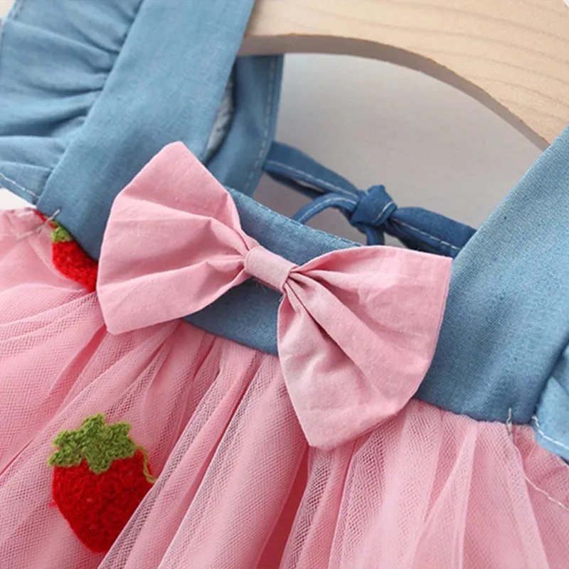 Vestido de niña con manga voladora y lazo, fresas bordadas - imagen 3