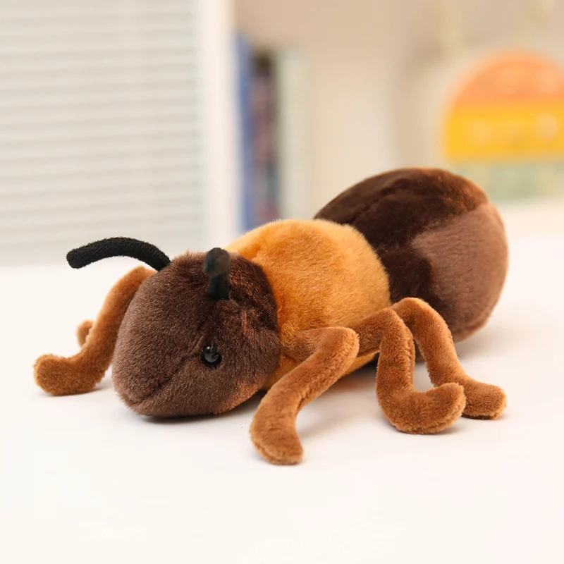 Hormiga de peluche de 18 cm con acabado suave