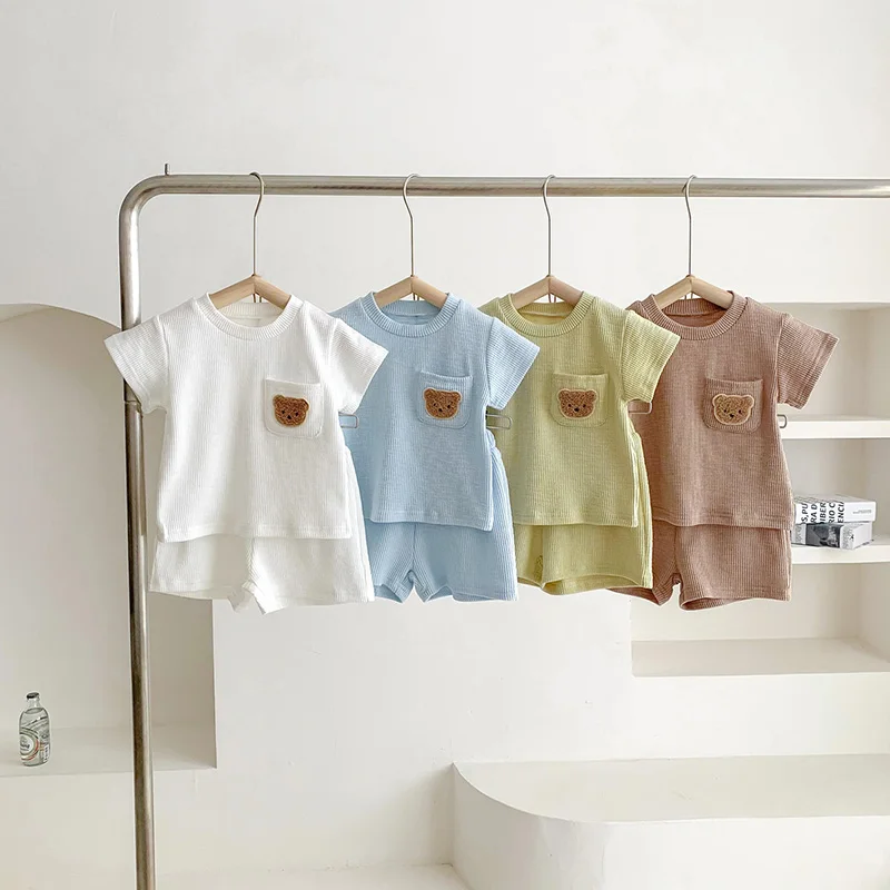 Conjunto veraniego para bebé camiseta lisa y pantalones cortos