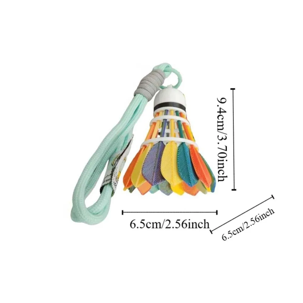Llavero de bádminton color arcoíris visto desde varios ángulos