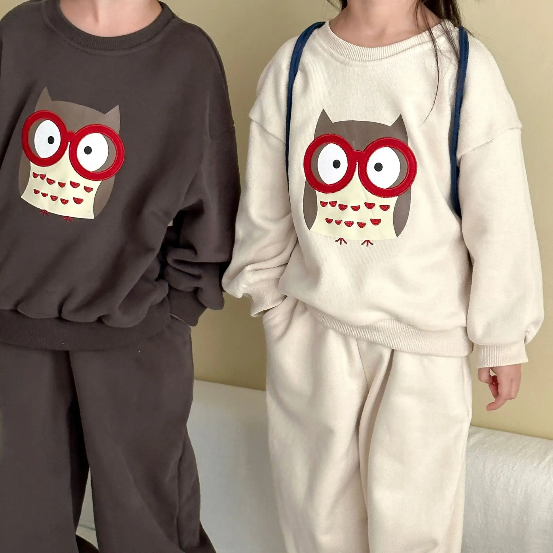 Conjunto de ropa de otoño para niños y niñas con sudadera estampada - imagen 3