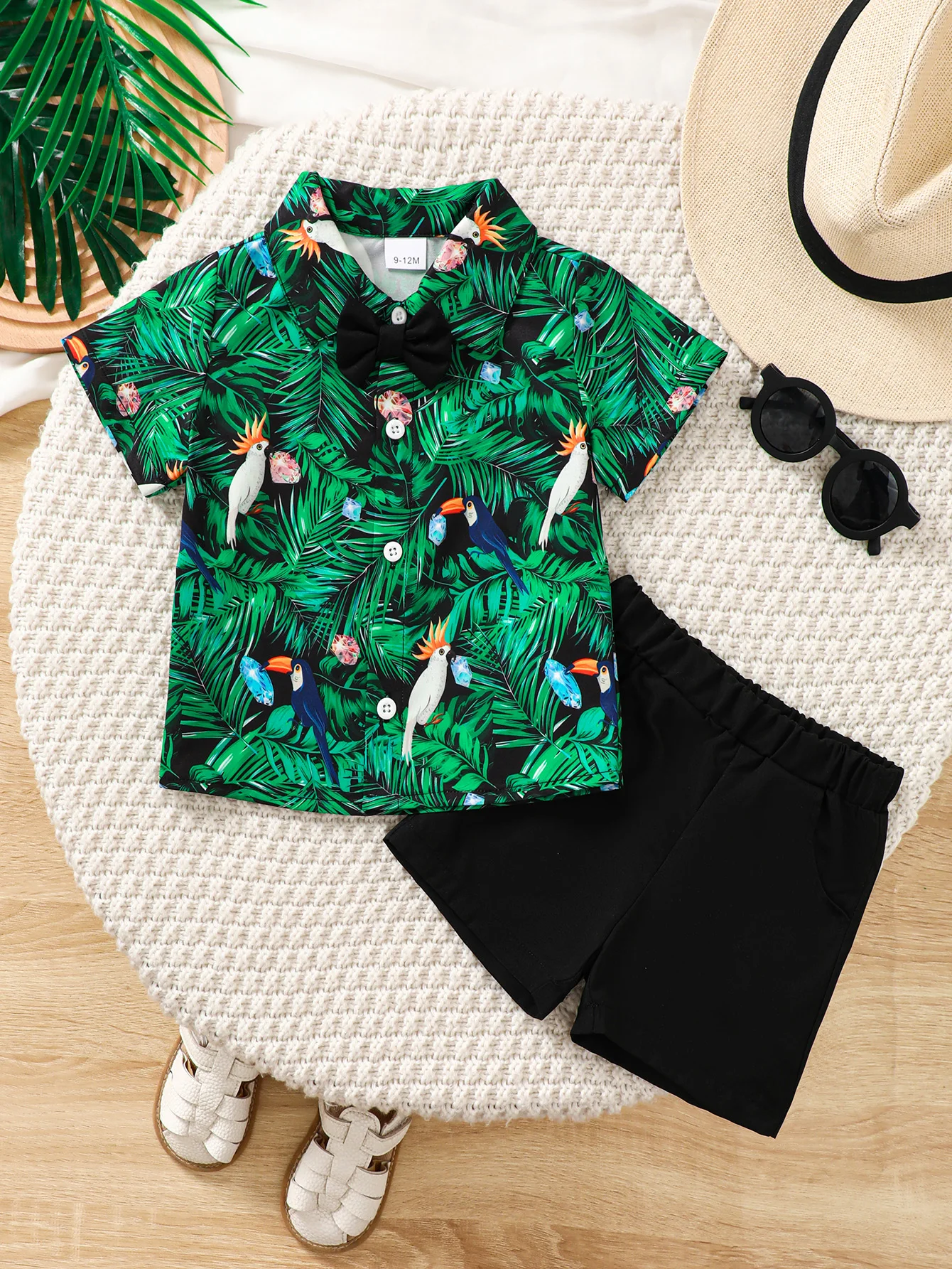 Conjunto de verano infantil con camisa tropical y pantalón corto negro