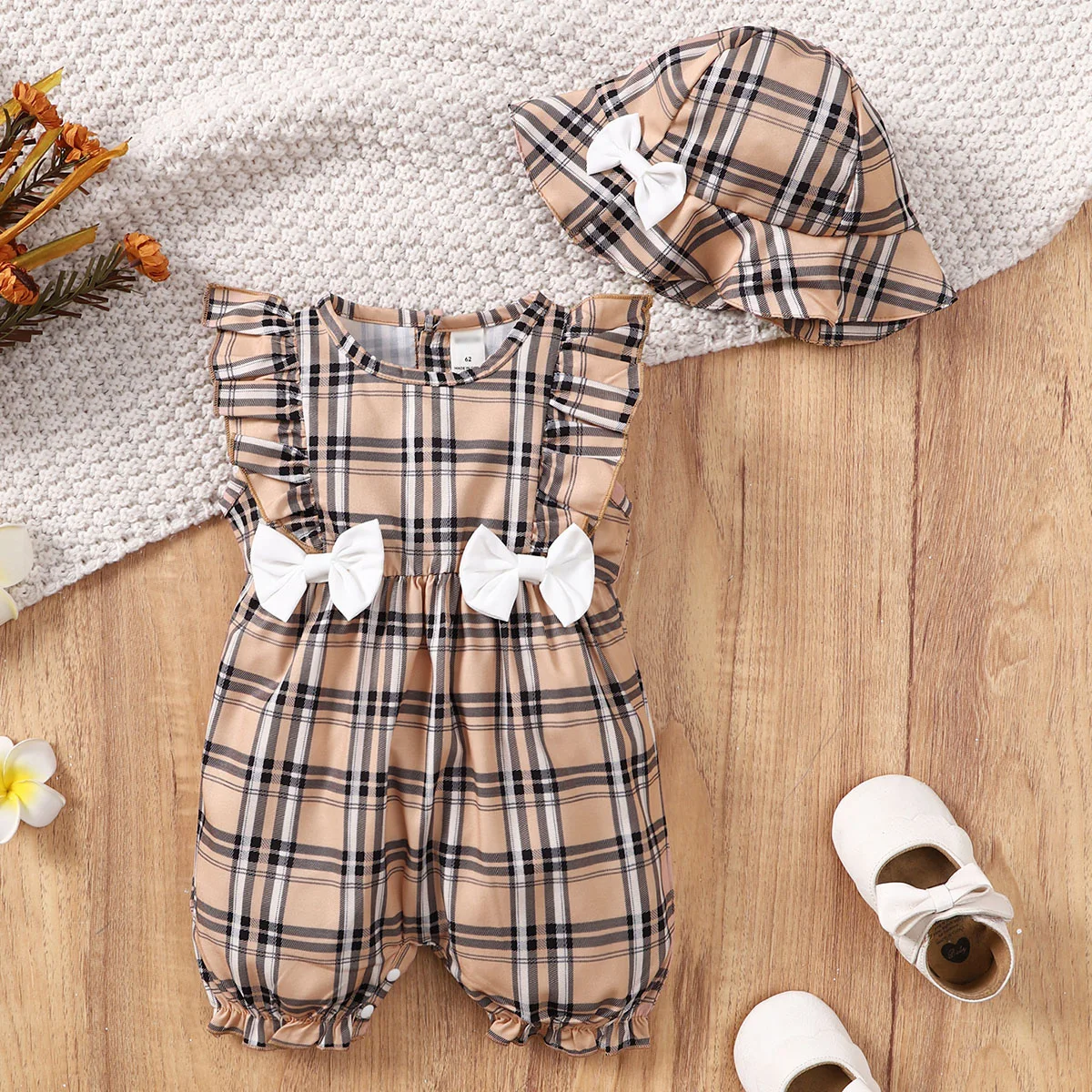 Conjunto de pelele y sombrero a cuadros