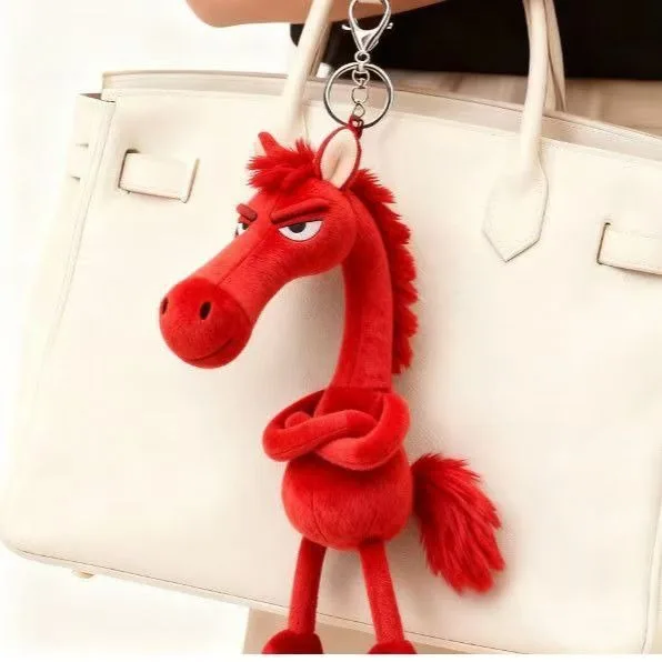 Llavero de caballo negro presentado como accesorio