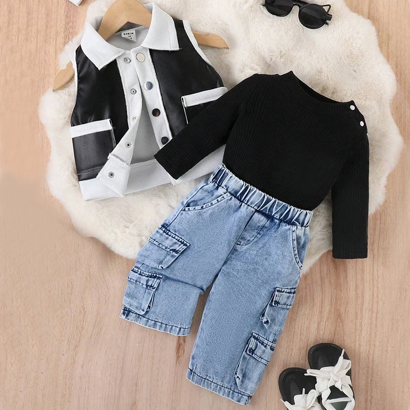 Conjunto de niña chaleco polipiel y vaqueros