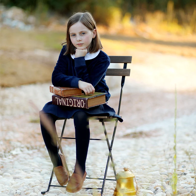 Falda plisada azul marino y camiseta de algodón para niña - imagen 2
