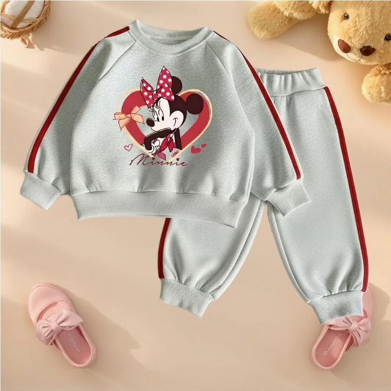 Conjunto infantil en estilo deportivo casual