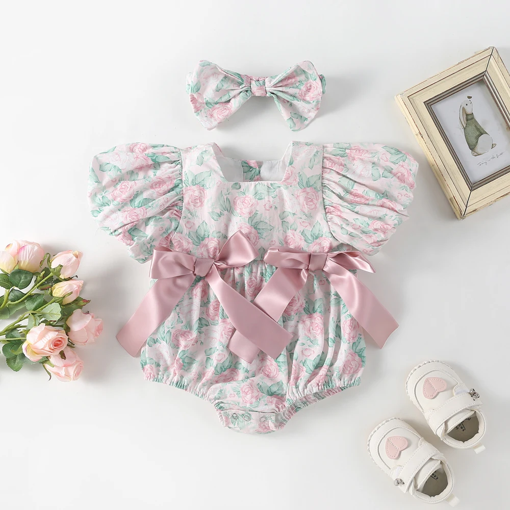 Mono floral infantil con lazo frontal y mangas abullonadas