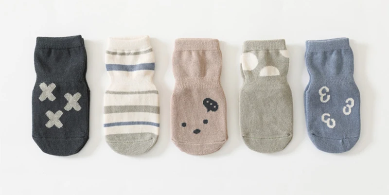 Calcetines antideslizantes de dibujos animados en colores suaves