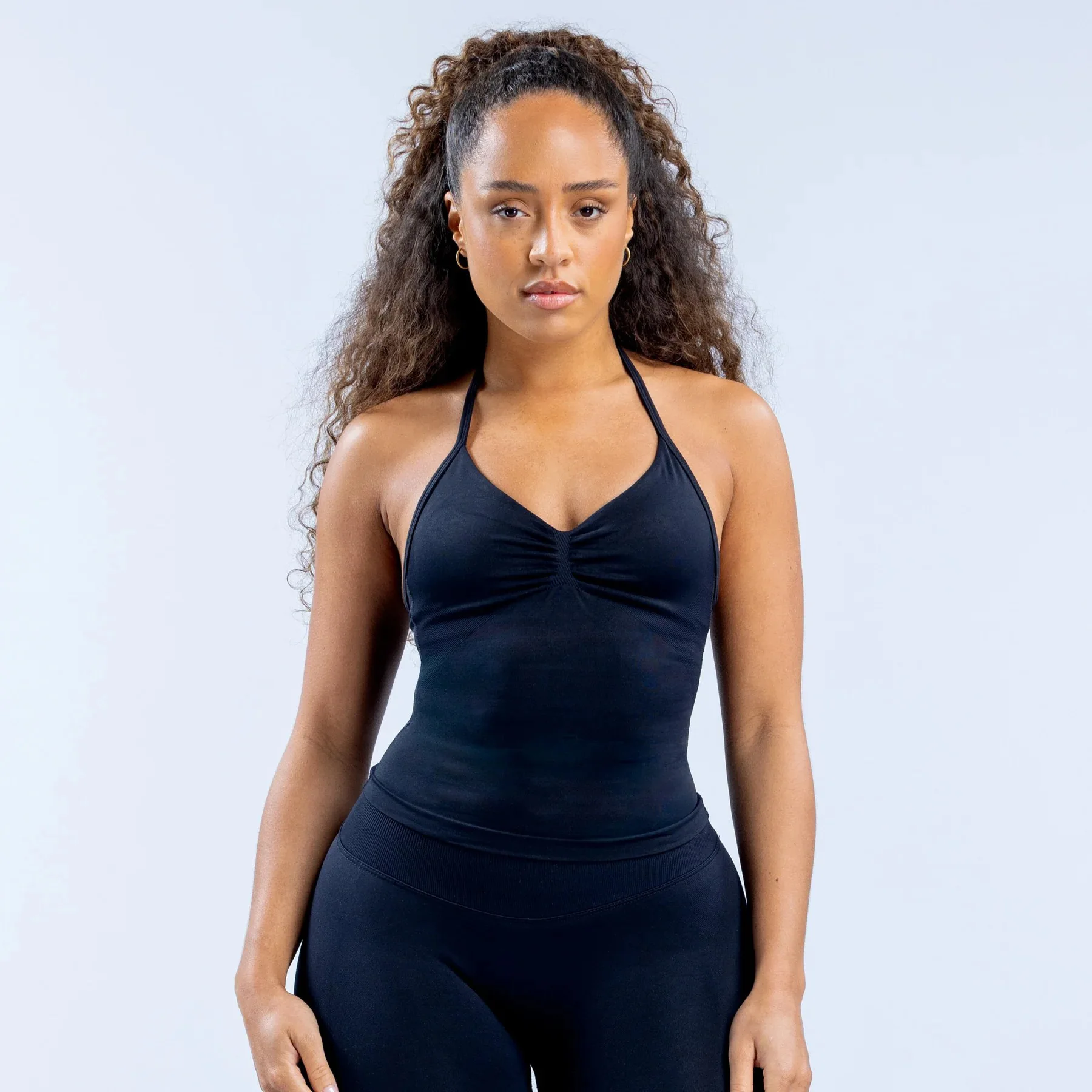 Combinación del top con leggings deportivos, look completo para entrenamiento