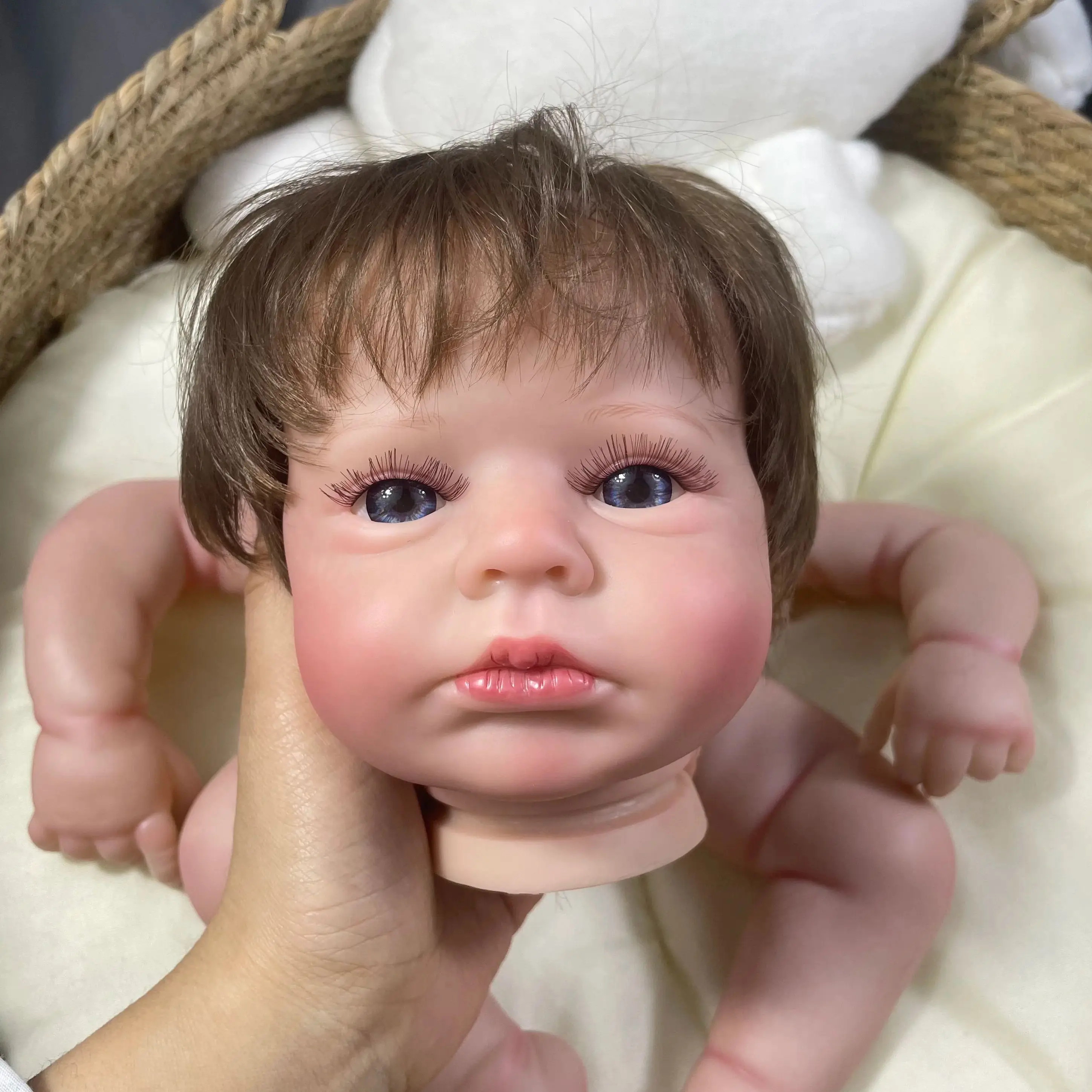 Kit de bebé Reborn pintado con ojos azules abiertos y pelo enraizado - imagen 5
