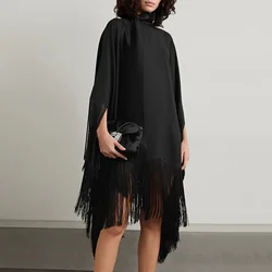 Vestido de maternidad midi con escote alto y flecos negros