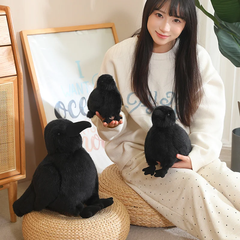 Peluche sostenido en la mano para apreciar escala