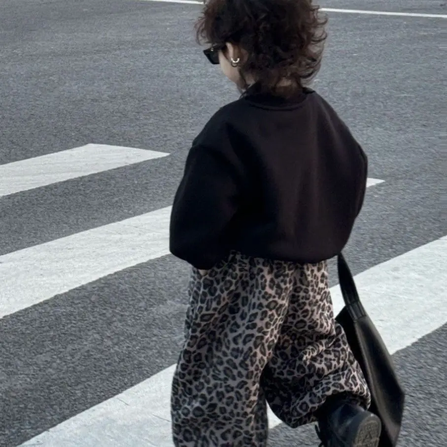Conjunto bebé otoño con sudadera y pantalón estampado - imagen 2