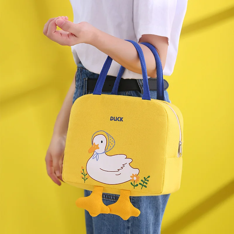 Vista frontal del patito amarillo
