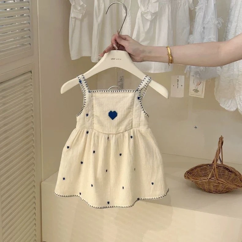 Vestido de verano infantil con tirantes bordados y encaje