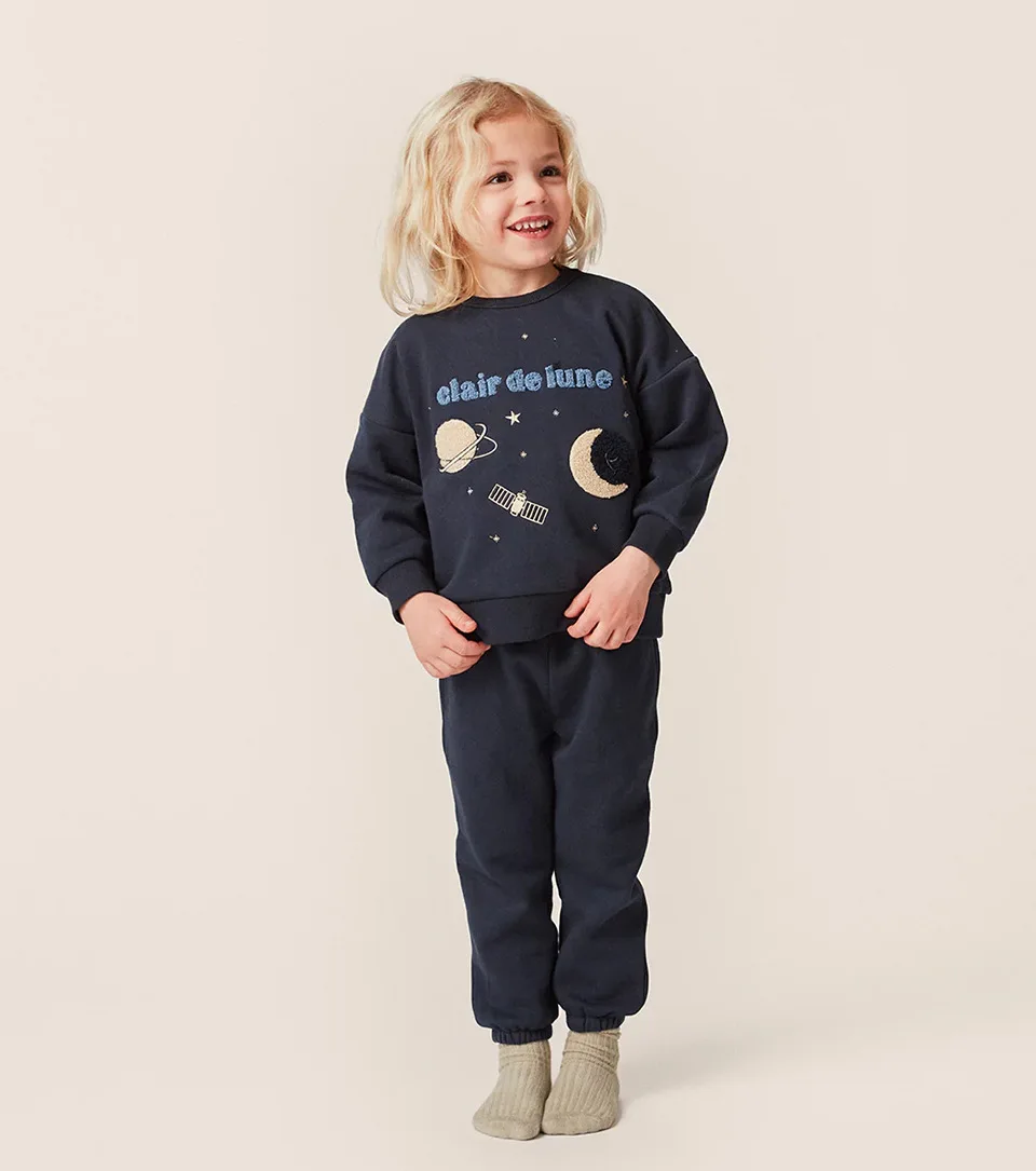 Ropa infantil mostrando suavidad y secado rápido