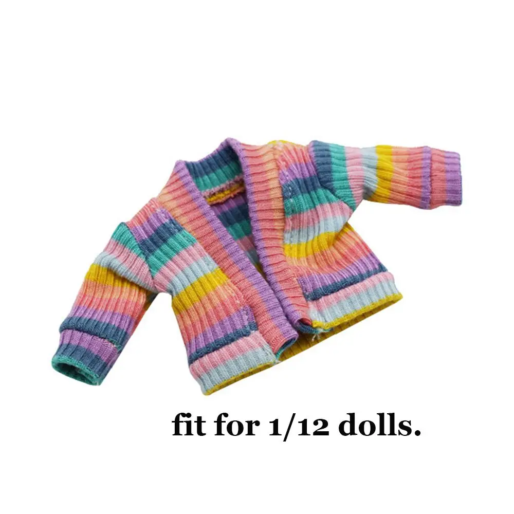 Jersey caramelo para muñeca combinado con otras prendas