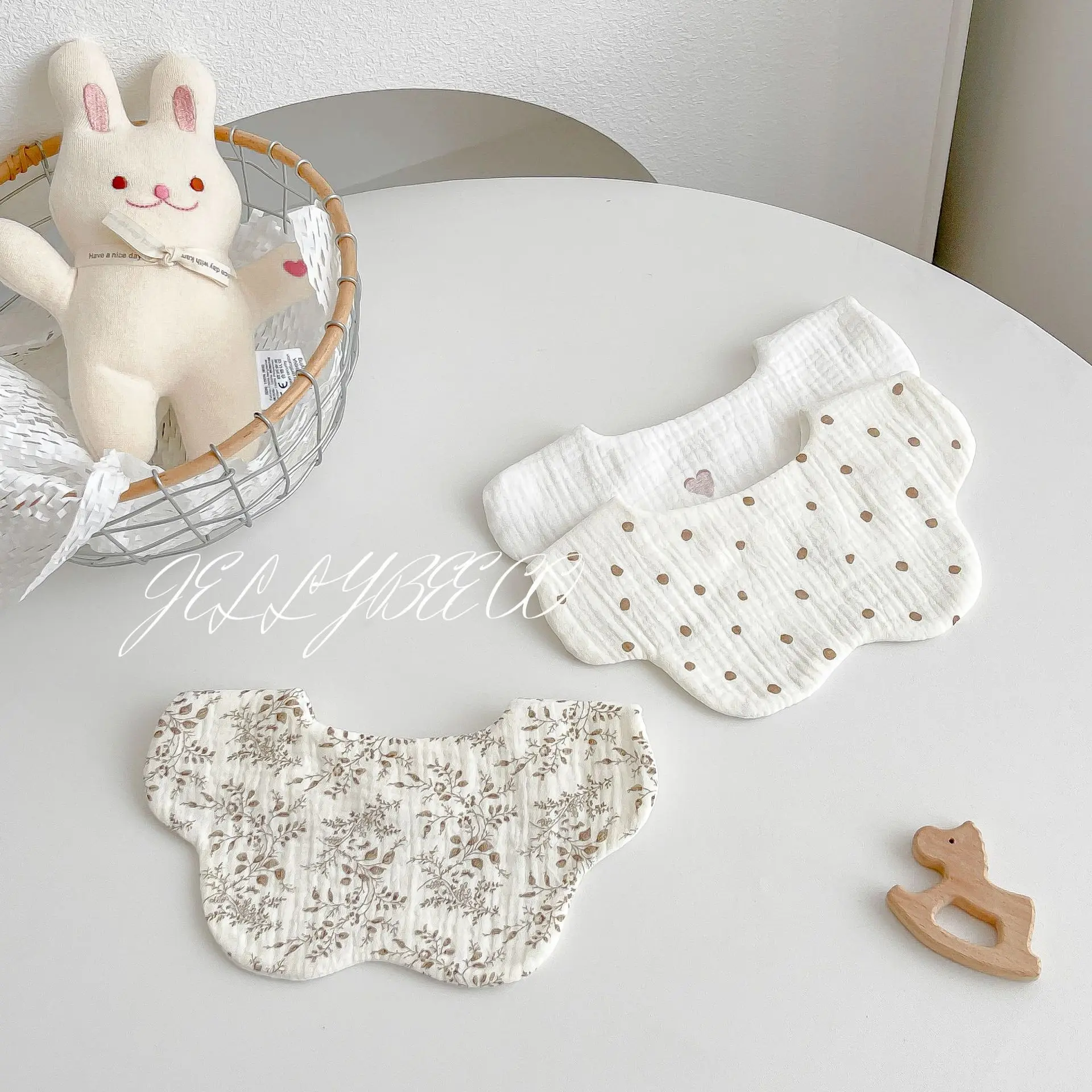 Pack de baberos con diferentes diseños florales