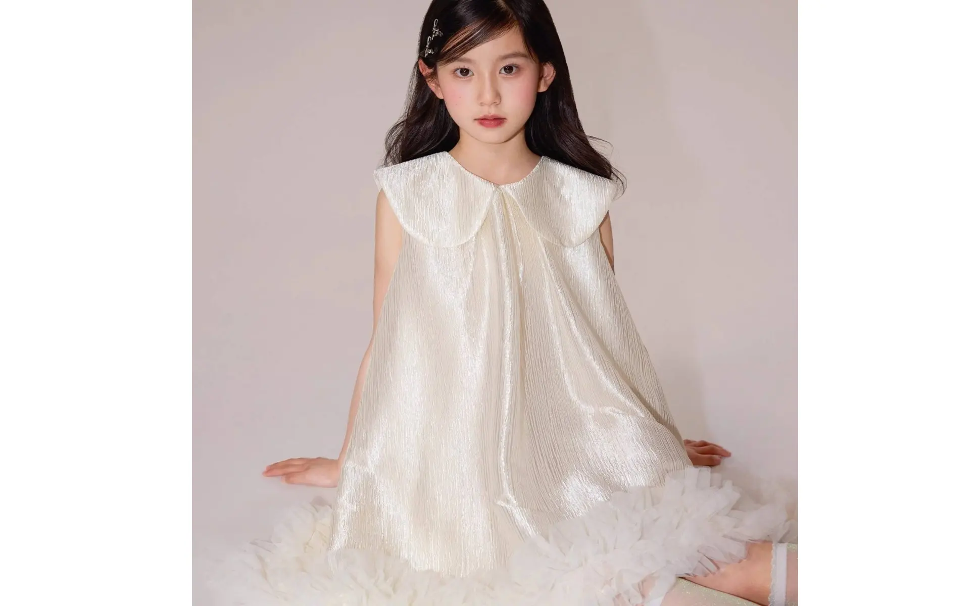 Vestido infantil con cuello Peter Pan y diseño sin mangas