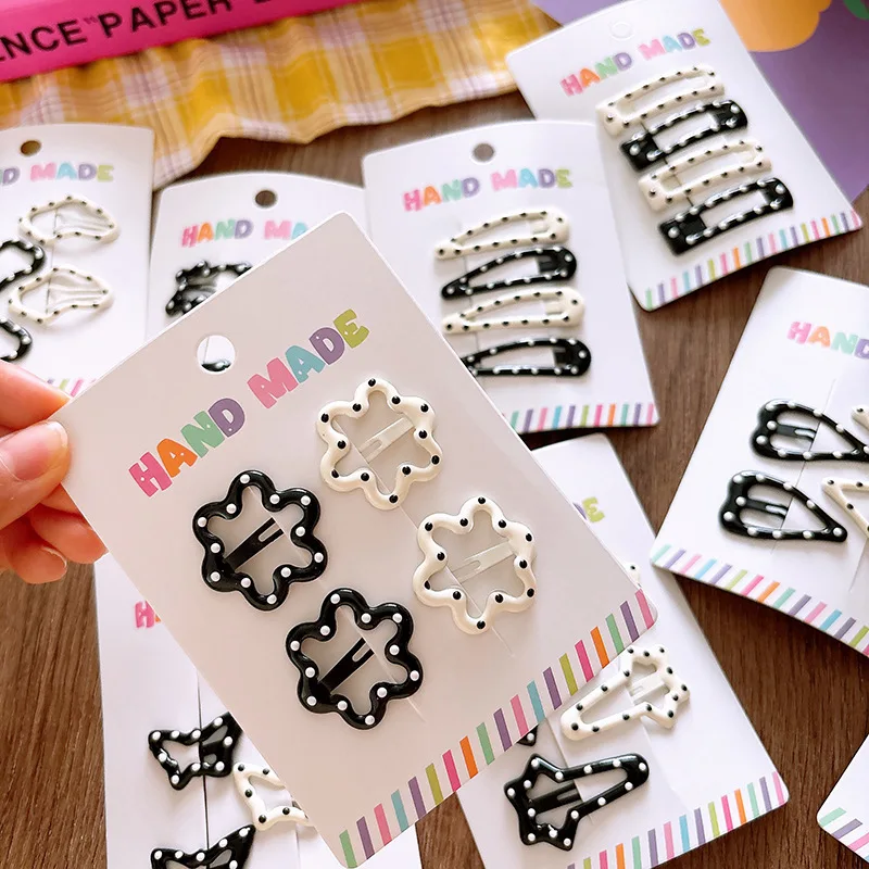 Pinzas con lunares blancos y negros