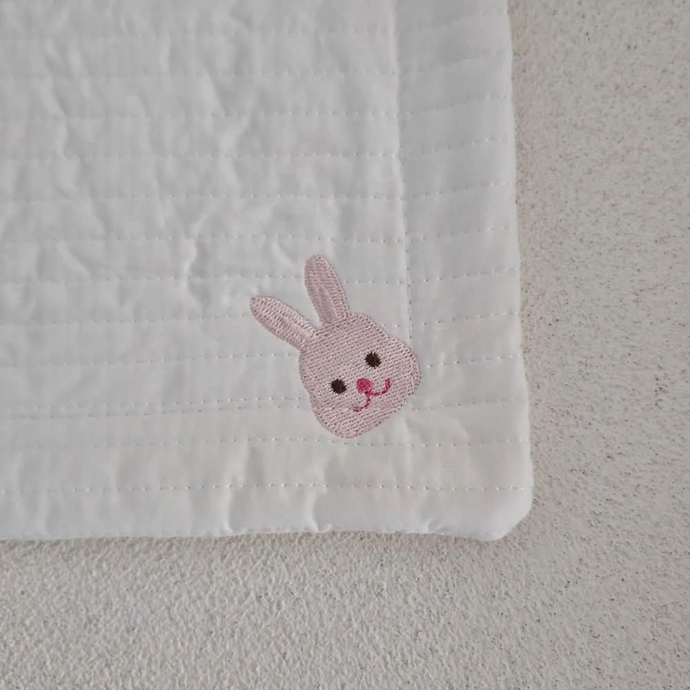 Almohada plana antivómito para bebé con bordado de oso y conejo - imagen 4