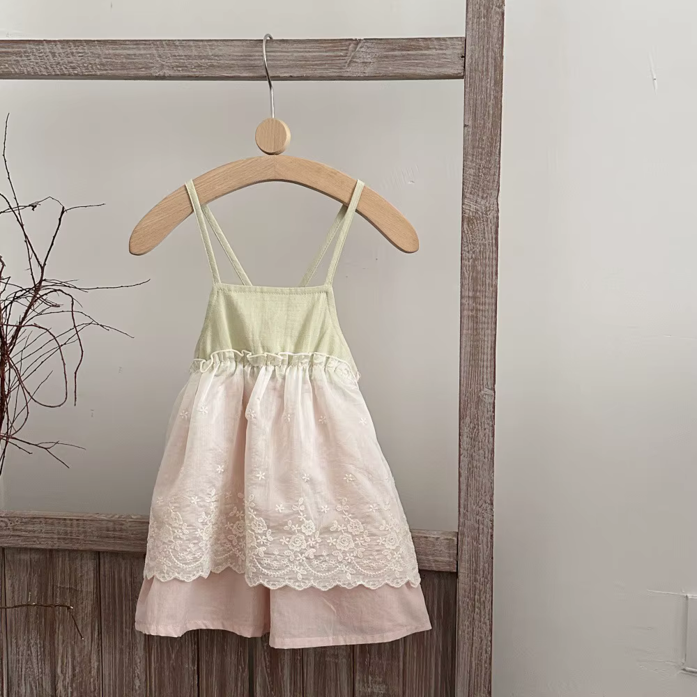 Look con tirantes finos y lazo trasero