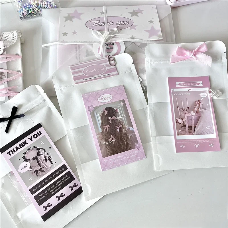 Almacenamiento de tarjetas con bolsas kraft blancas