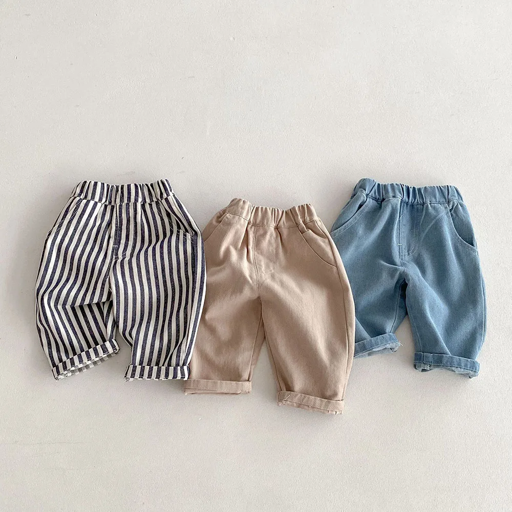 Niño usando el pantalón en exterior
