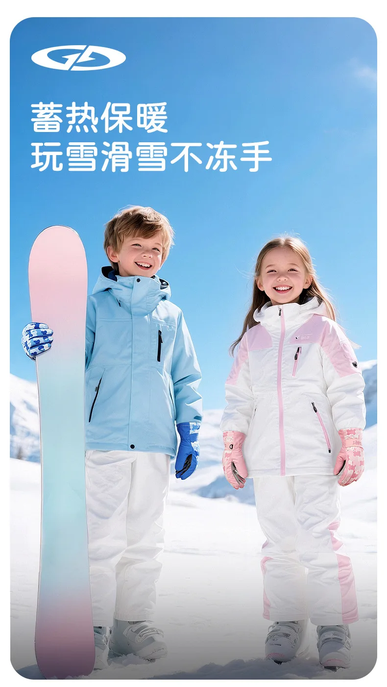 Guantes de esquí infantiles sobre superficie nevada