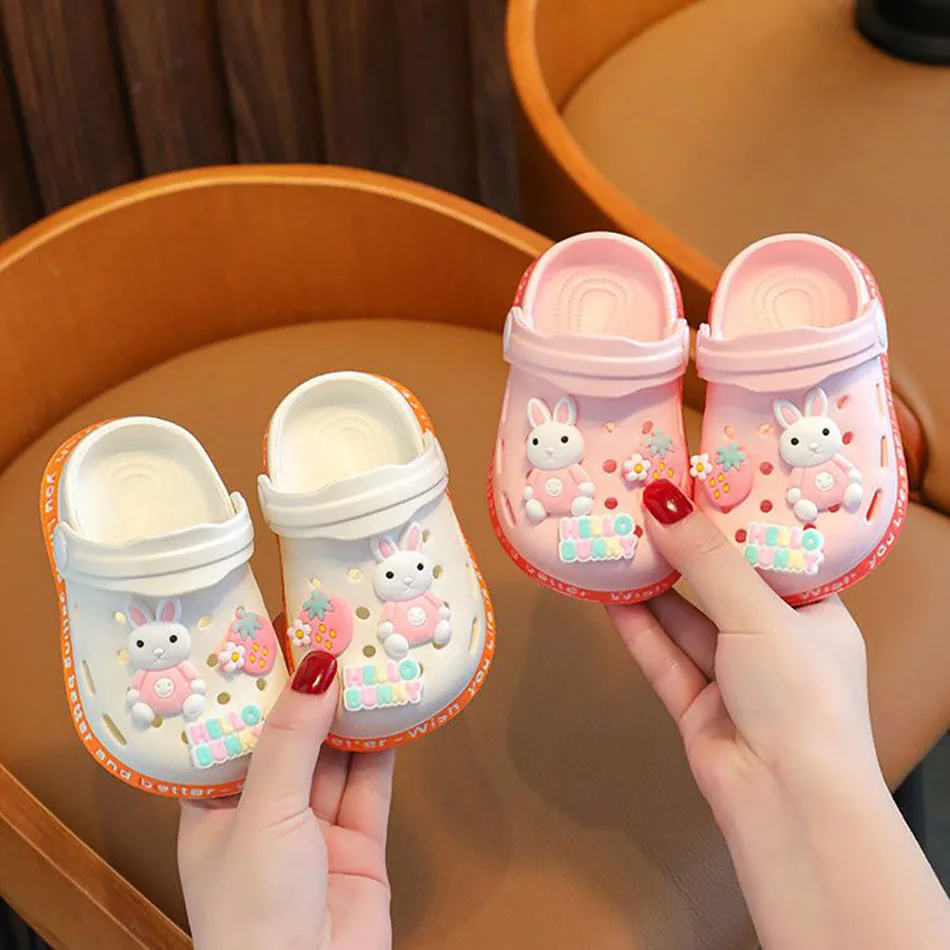 Pares de sandalias infantiles listas para usar